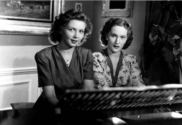 Soňa Červená vo filme Poslední mohykán (vpravo) spolu s Dagmar Frýbortovou