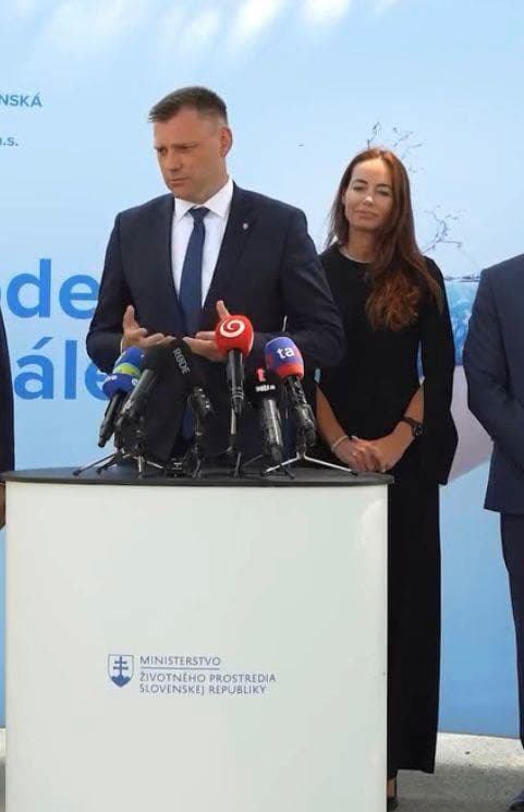 Minister životného prostredia Tomáš Taraba a generálna riaditeľka sekcie environmentálnych programov a projektov MŽP SR Monika Škrabáková.