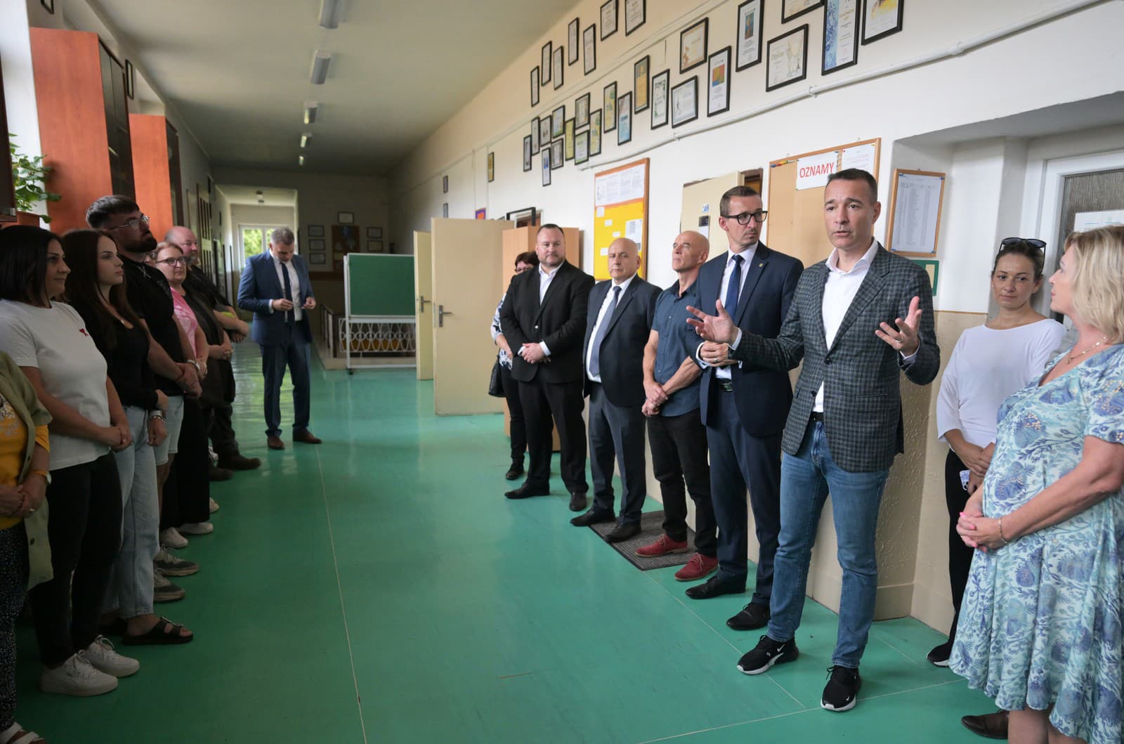 Minister školstva, výskumu, vývoja a mládeže SR Tomáš Drucker (Hlas-SD) gestikuluje počas návštevy Špeciálnej základnej školy v obci Richnava