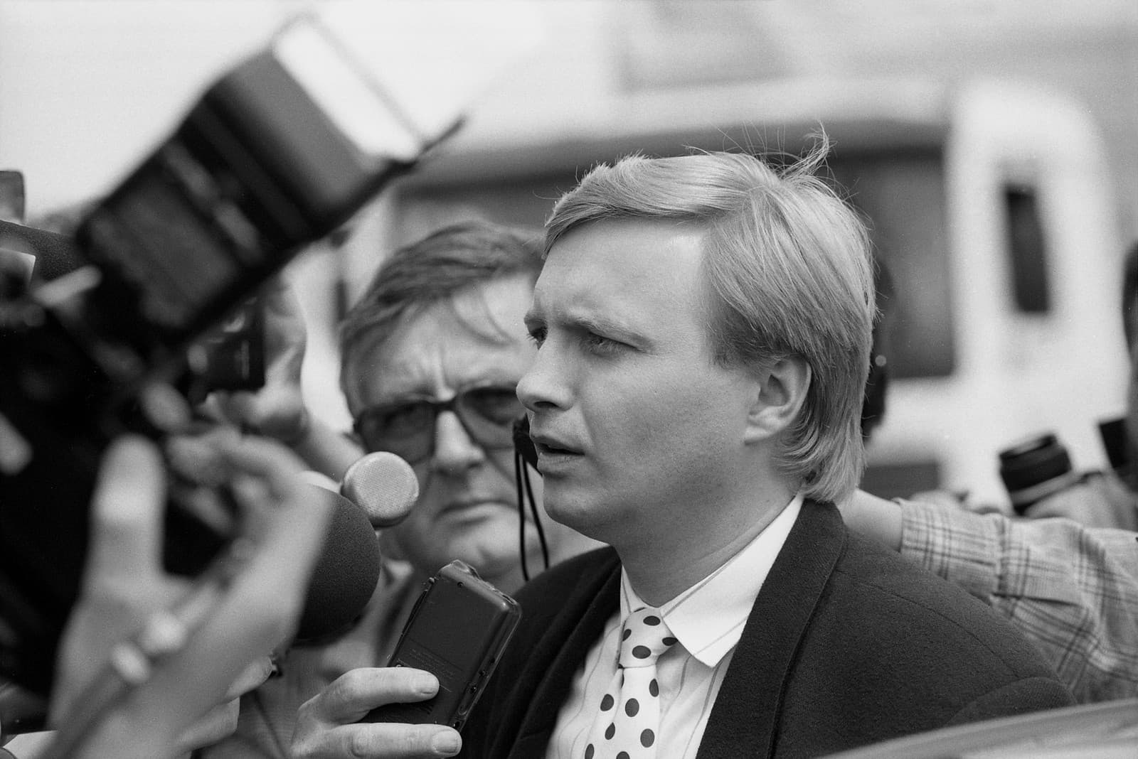 Na archívnej snímke z 26. júna 1996 Michal Kováč  mladší na hraničnom priechode Bratislava-Berg.