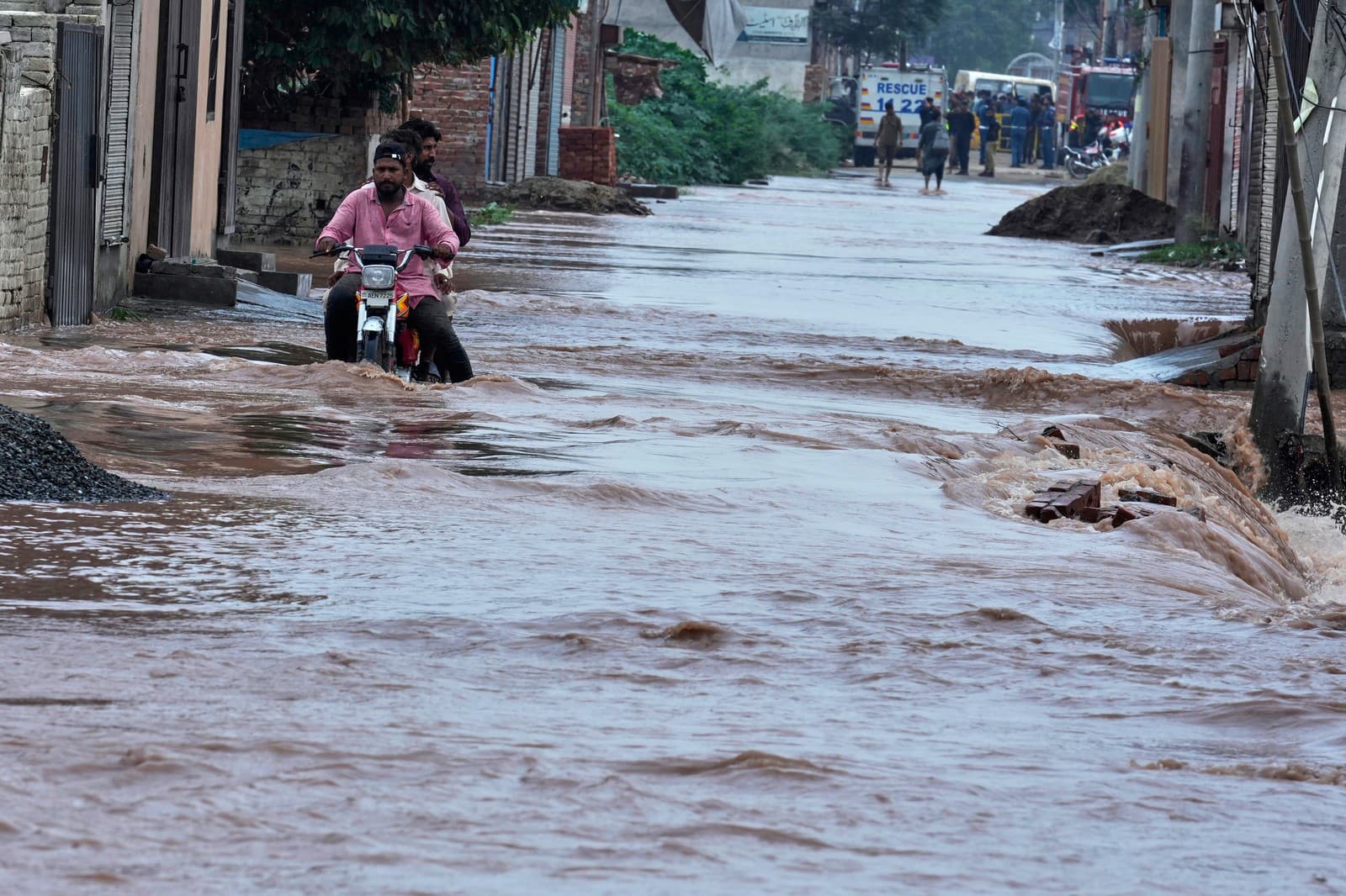 Pakistan evakuoval vyše pol