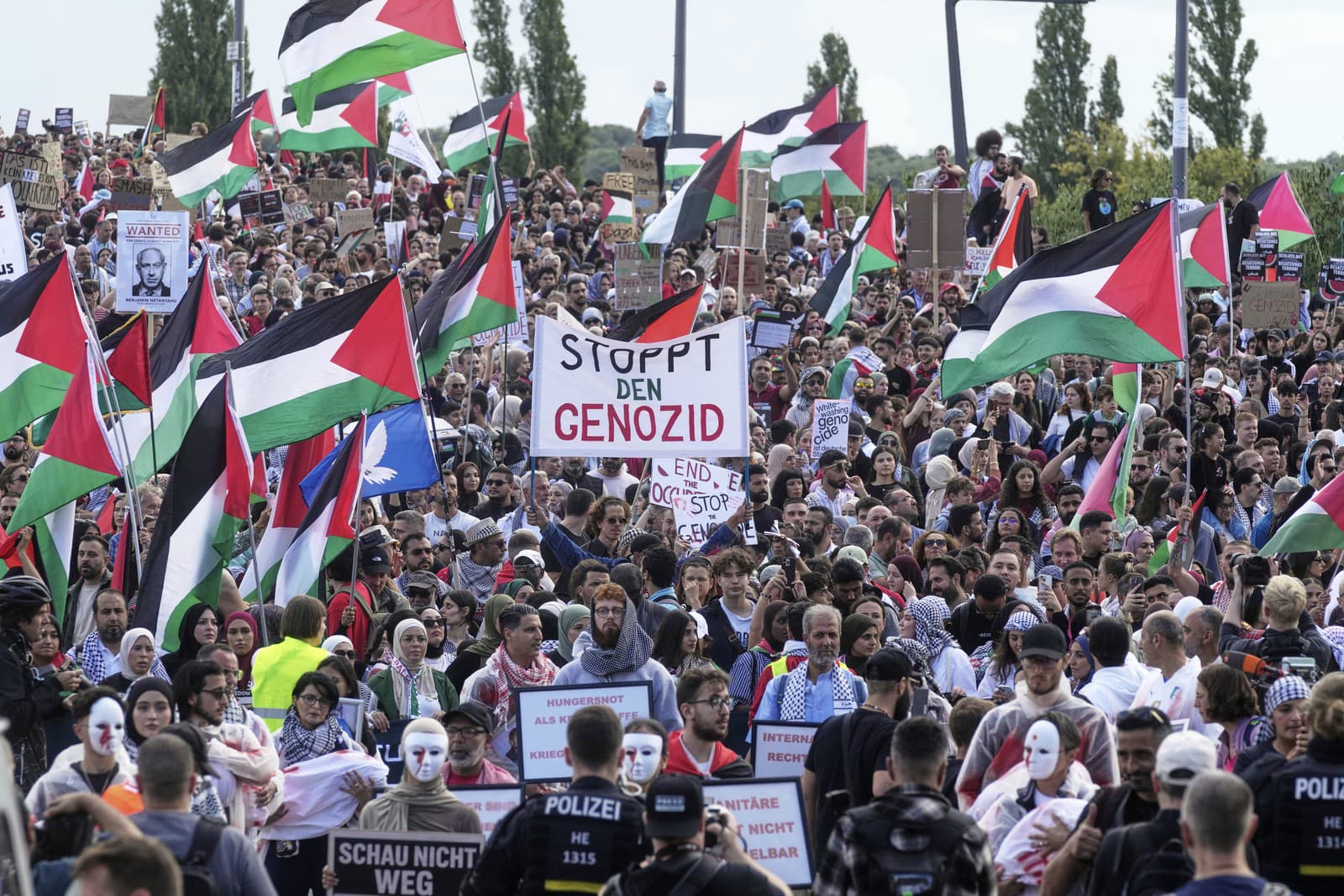 Tisíce ľudí protestovali vo