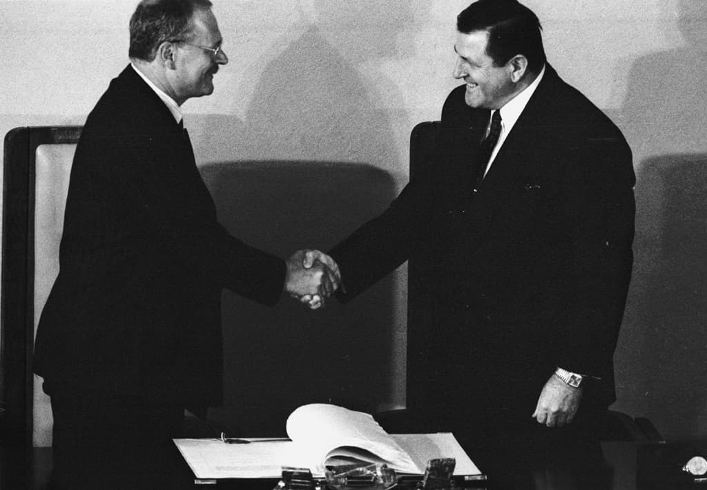 Na snímke predseda SNR Ivan Gašparovič (vľavo) a predseda vlády SR Vladimír Mečiar (vpravo) po podpise Ústavy SR.