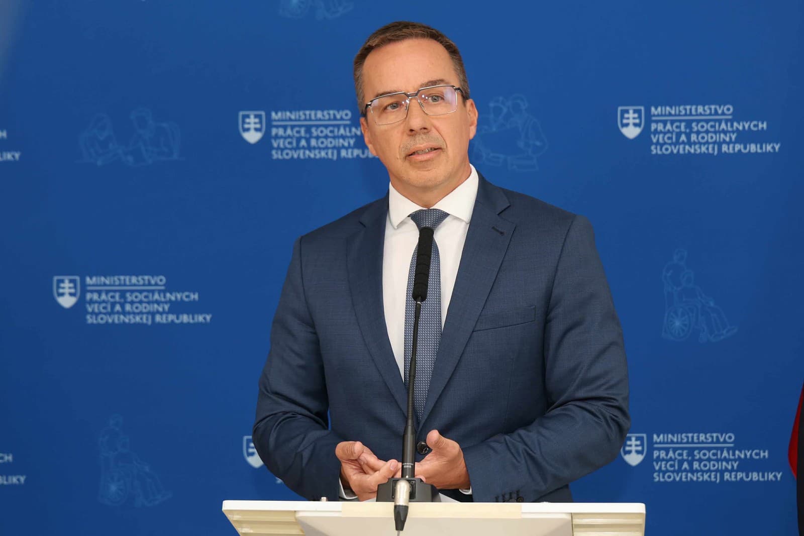 Hlas vracia úder: Šutaj