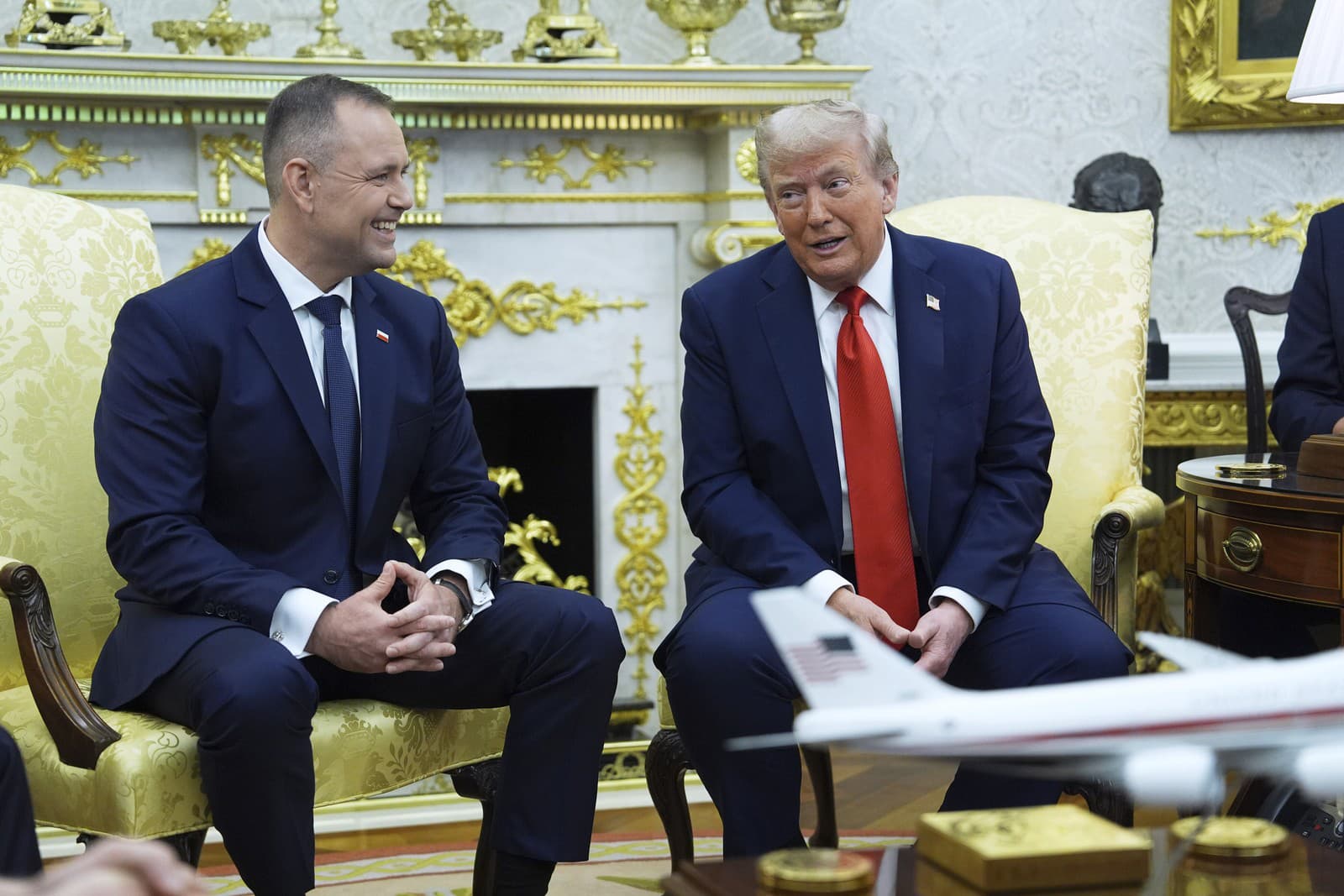 Poľský prezident Karol Nawrocki (vľavo) a prezident USA Donald Trump sa rozprávajú počas ich stretnutia v Oválnej pracovni Bieleho domu vo Washingtone