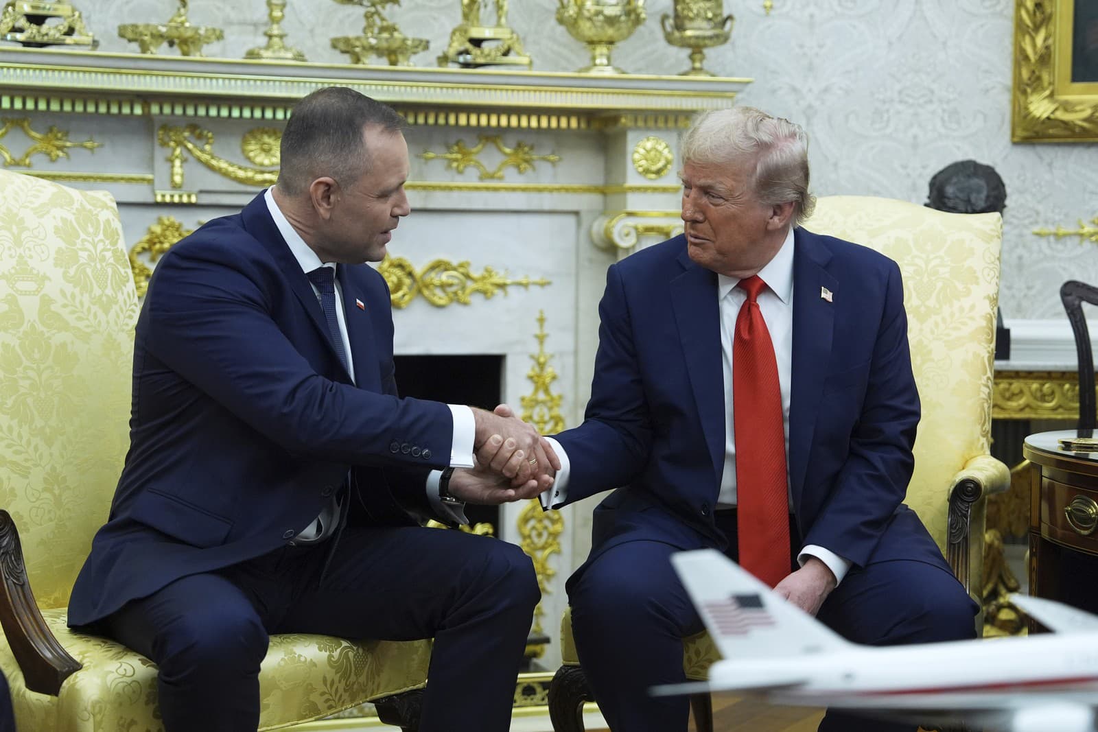 Poľský prezident Karol Nawrocki (vľavo) a prezident USA Donald Trump si podávajú ruky počas ich stretnutia v Oválnej pracovni Bieleho domu vo Washingtone 
