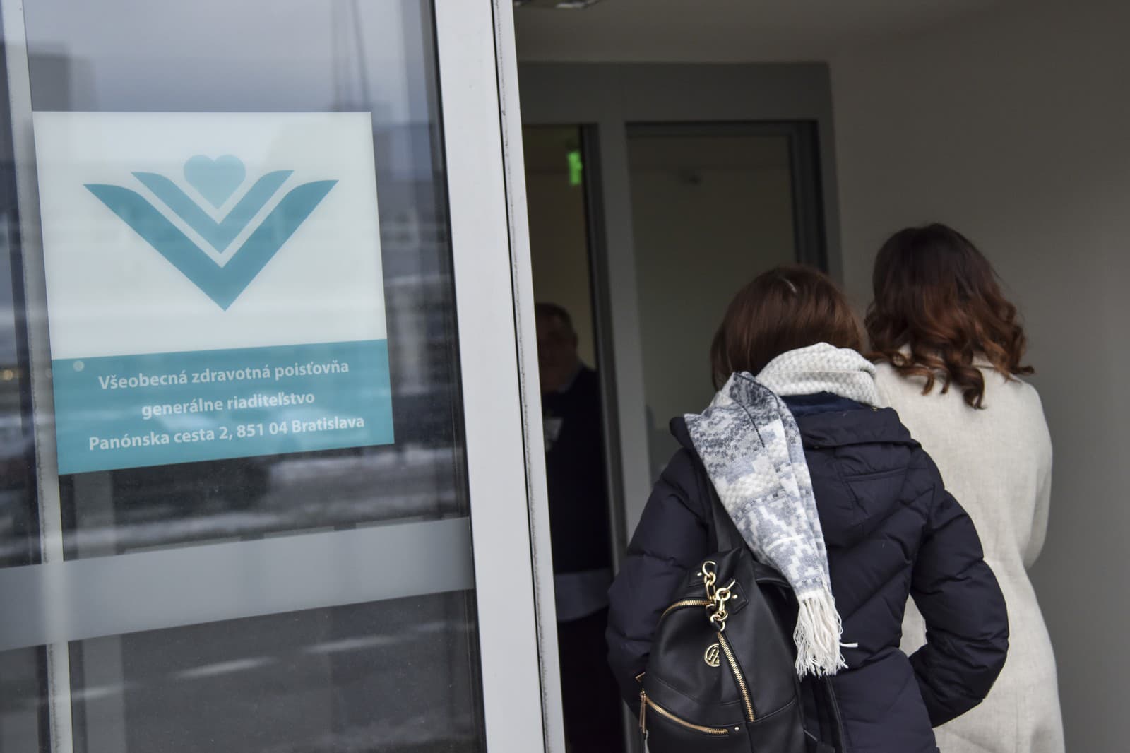Vstup do budovy generálneho riaditeľstva Všeobenej zdravotnej poisťovne (VšZP).