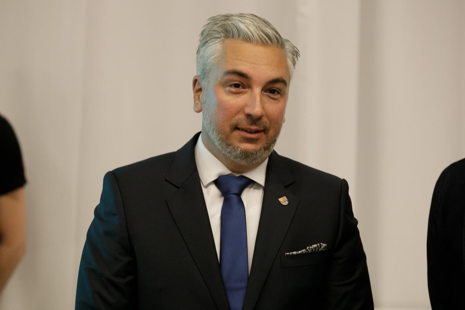 Pri bankách a firmách