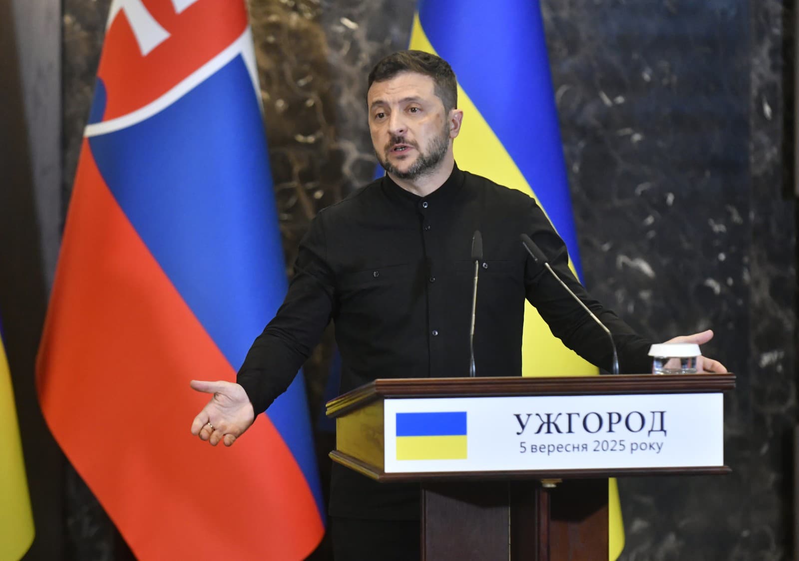 Na snímke ukrajinský prezident Volodymyr Zelenskyj počas tlačovej konferencie s predsedom vlády SR Robertom Ficom