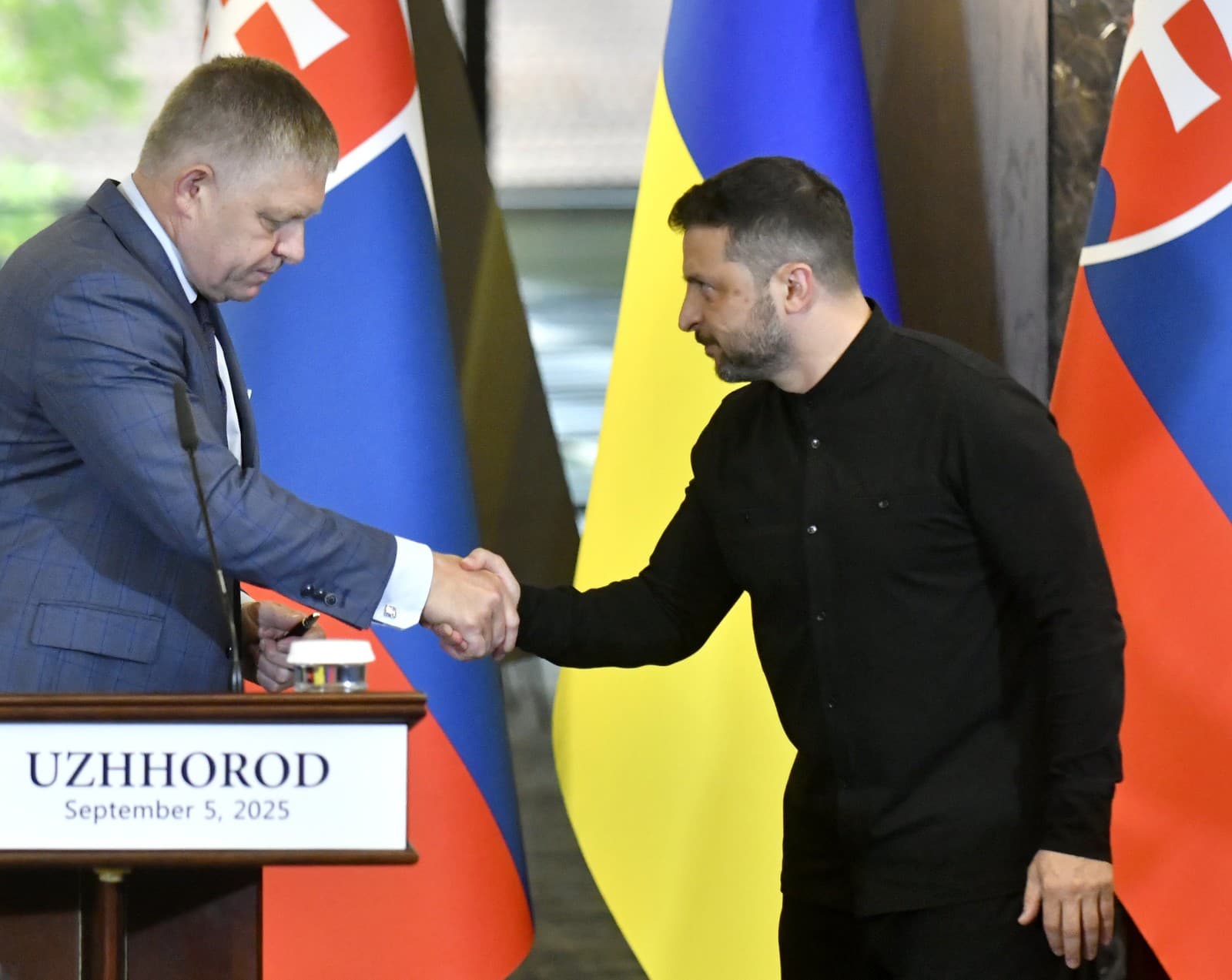 Na snímke zľava predseda vlády SR Robert Fico a ukrajinský prezident Volodymyr Zelenskyj