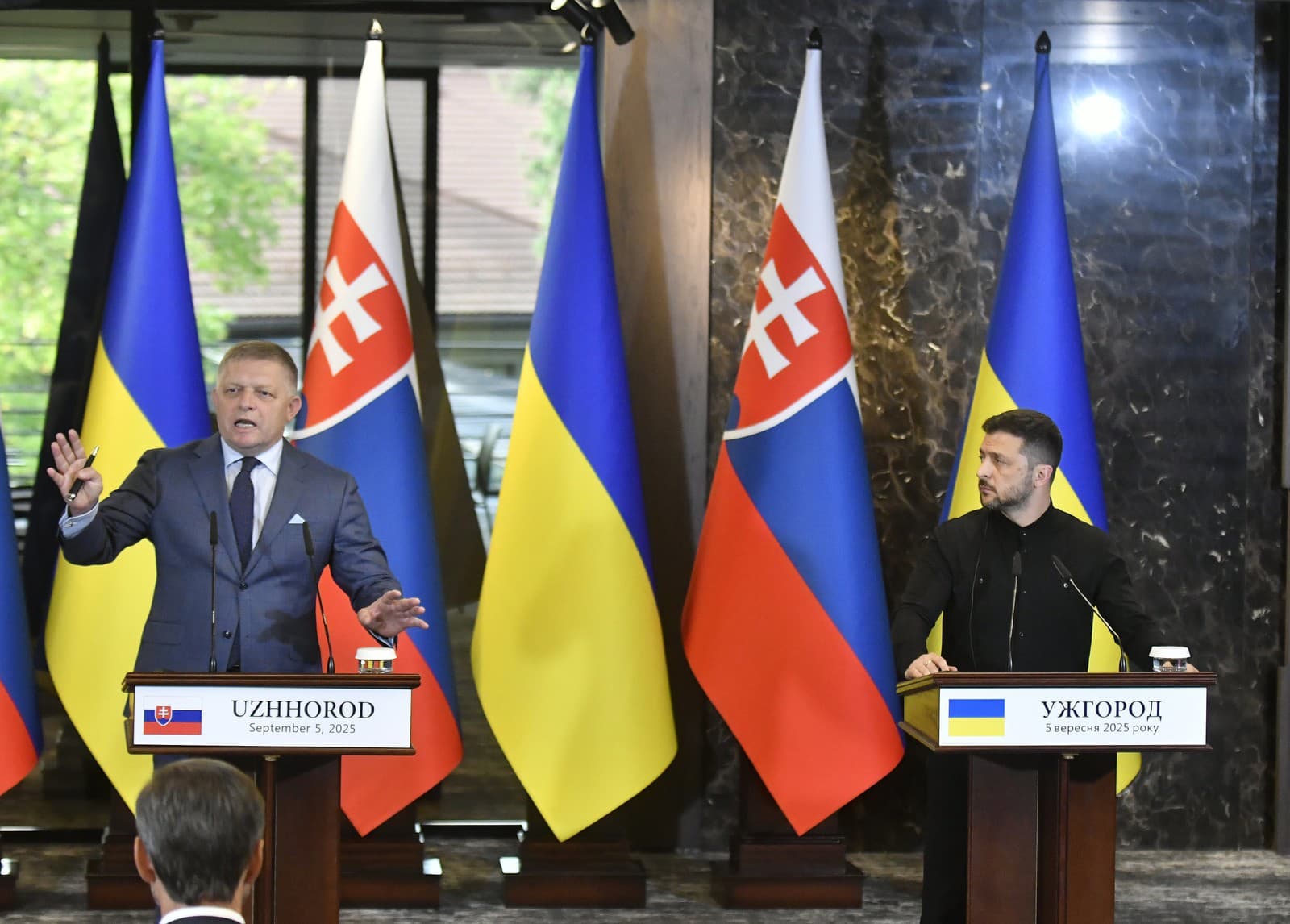 Na snímke zľava predseda vlády SR Robert Fico a ukrajinský prezident Volodymyr Zelenskyj počas tlačovej konferencie po ich stretnutí nedaľeko ukrajinského mesta Užhorod