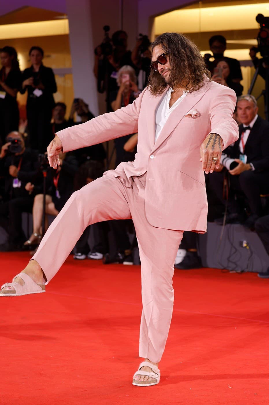 BIZARNÝ outfit slávneho sexsymbola: