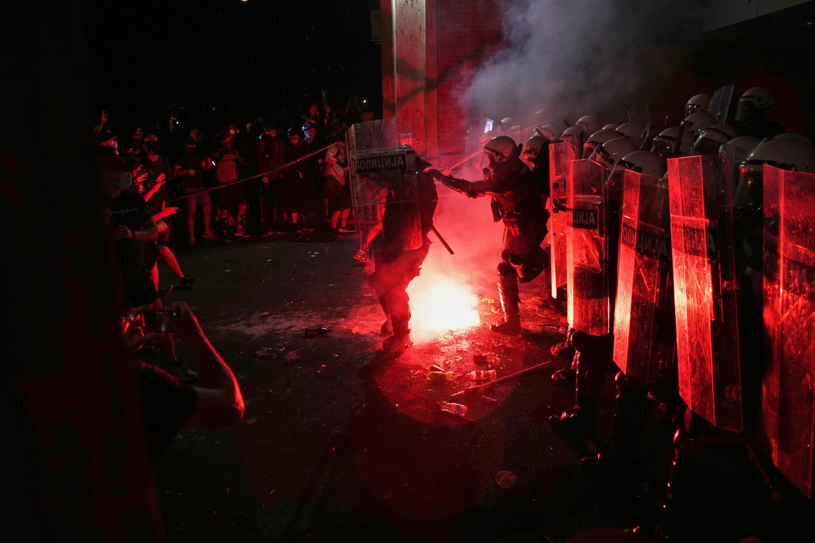 Krvavé protesty v Srbsku: