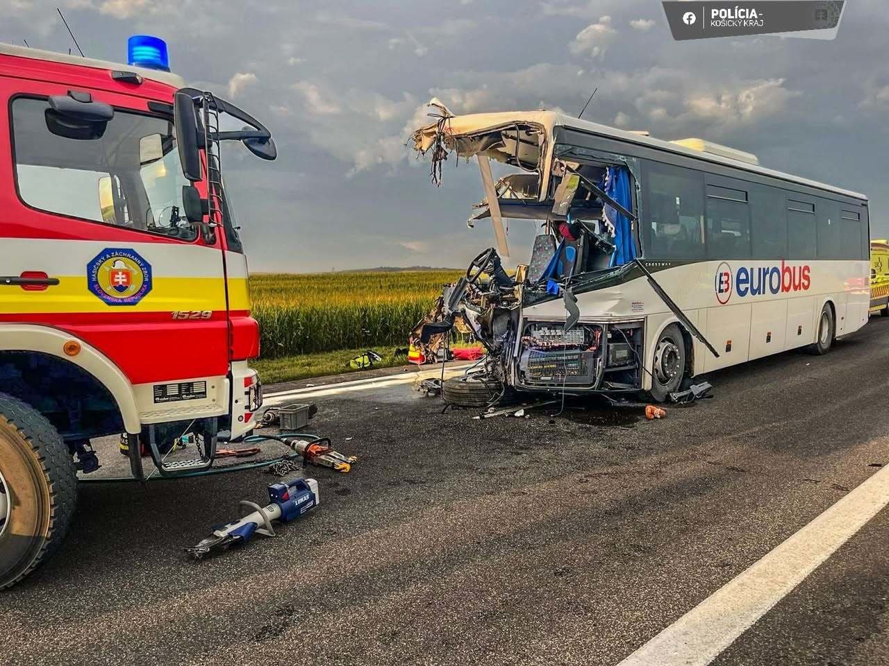 Pri Drienovci sa zrazilo nákladné auto s autobusom