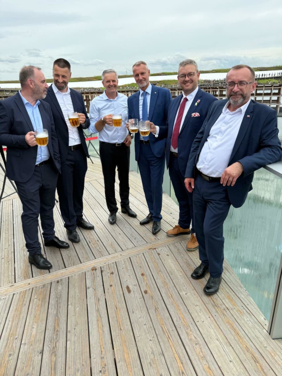 Vysmiati poslanci koalície aj