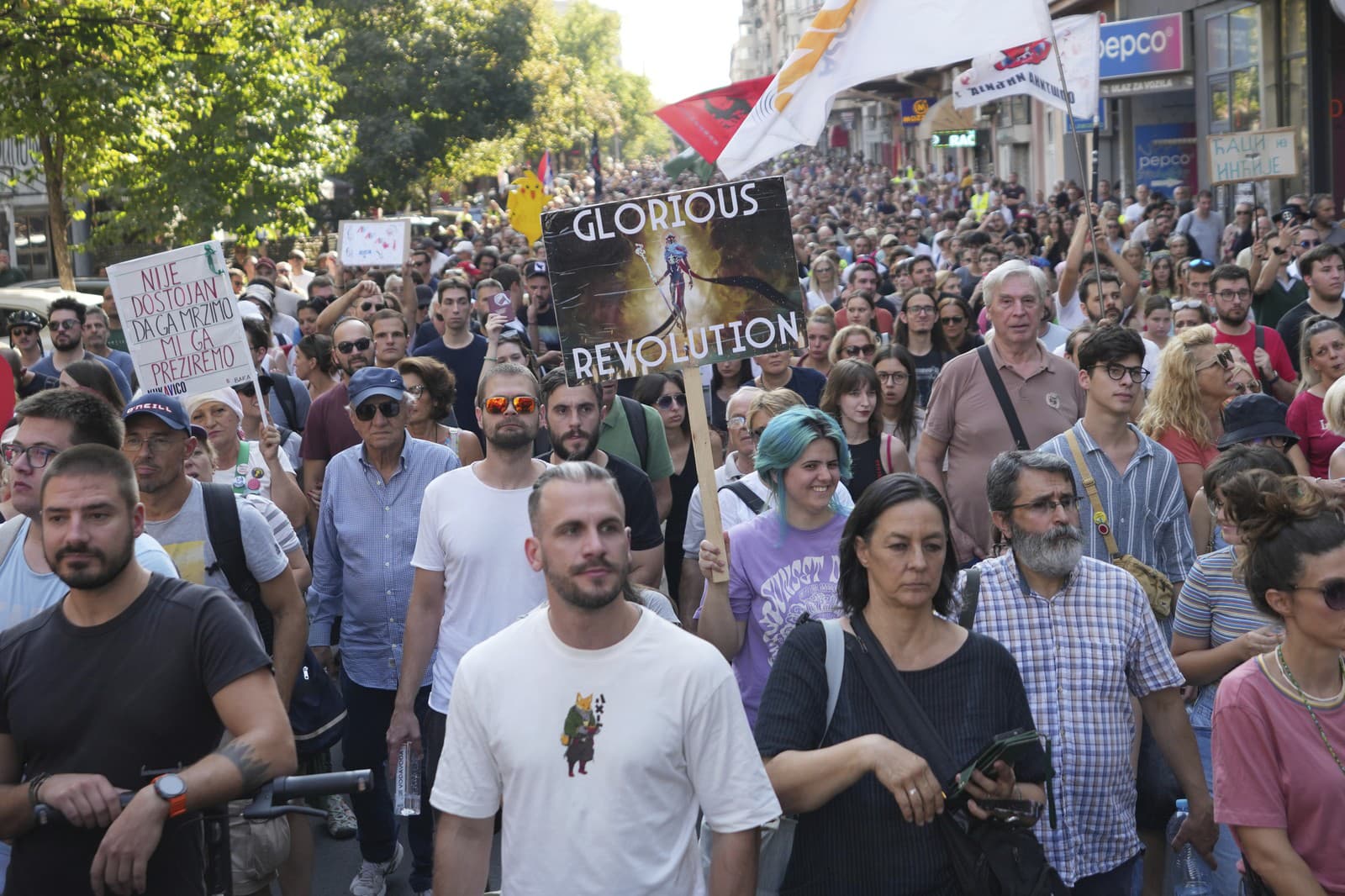 Srbské ulice zaplavili opäť