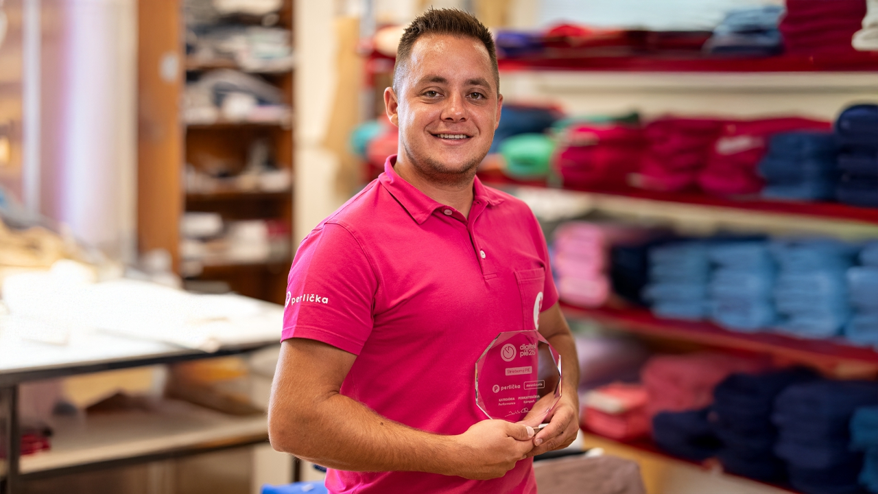 Dominik Bundala pokračuje v tradícii a oblečenie šije priamo na Slovensku