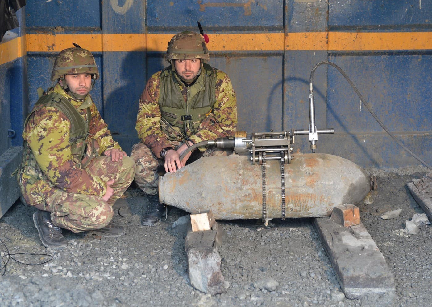 Bombu AN-M64 v iminulosti zneškodňovali aj talianski pyrotechnici.