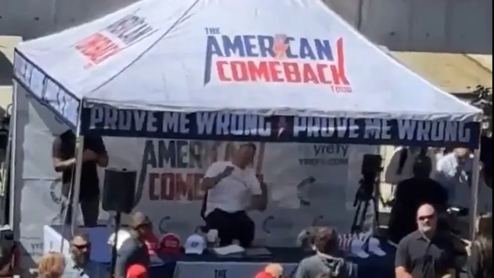 Charlieho Kirka zasiahla guľka do krku.