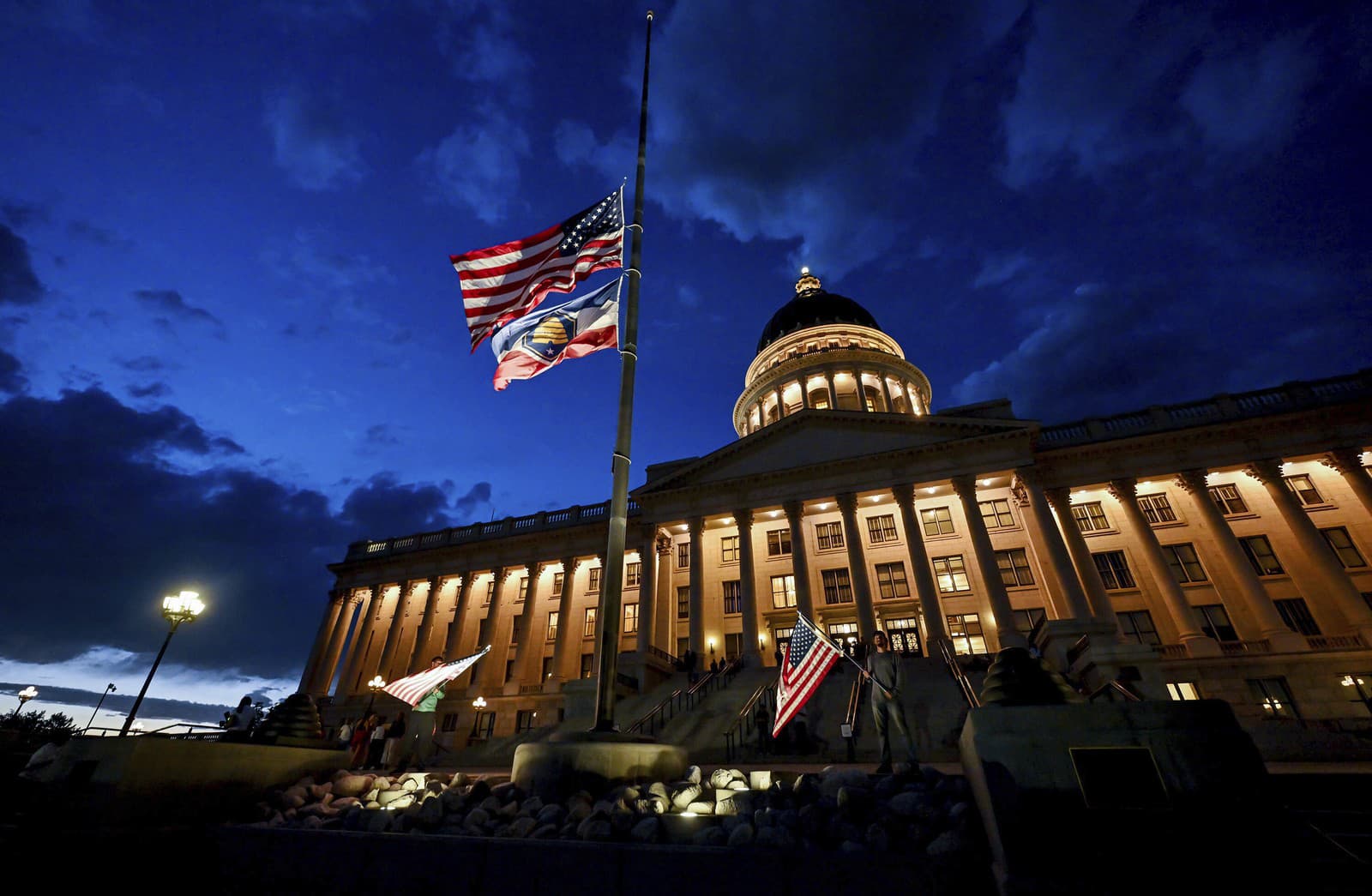 Vlajka na pol žrde pred Bielym domom
