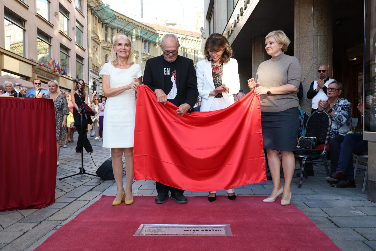 Odhalenie pamätnej dlaždice Milana Kňažka