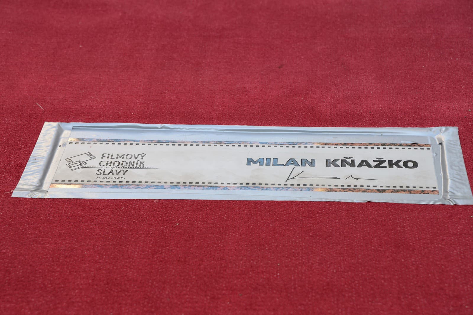 Odhalenie pamätnej dlaždice Milana Kňažka