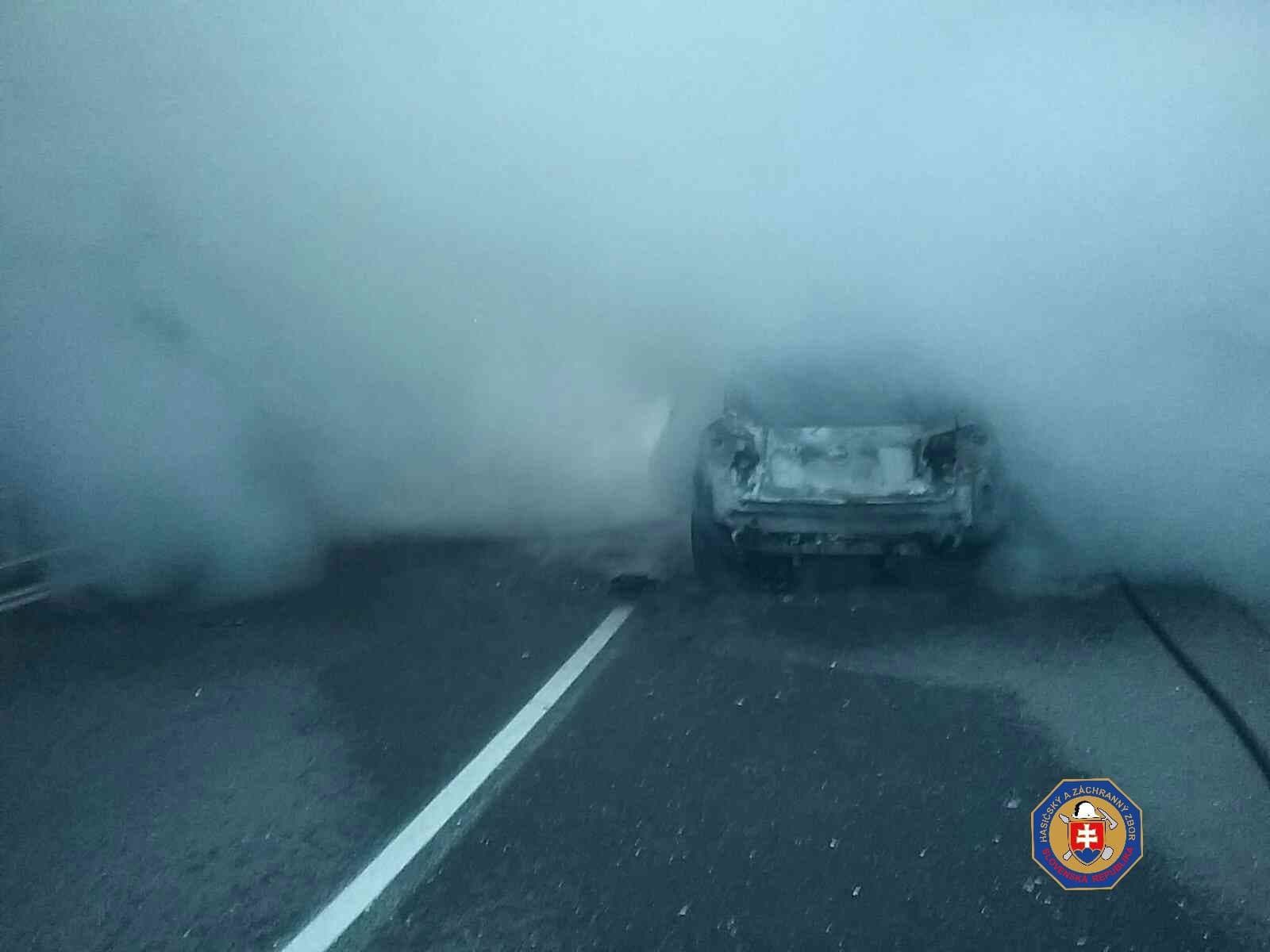 Na štátnej ceste v obci Motyčky horel osobný automobil