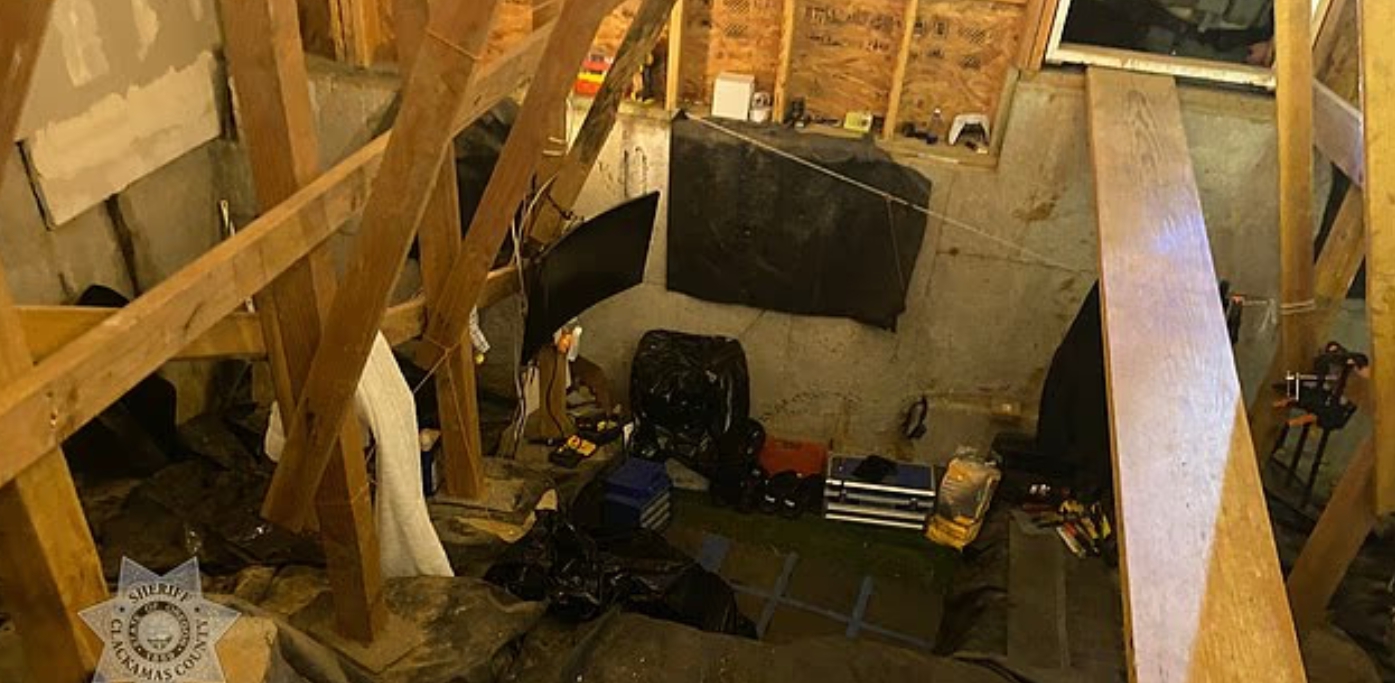 Majiteľ počul zvláštne zvuky, v stenách žil muž s posteľou a televízorom.