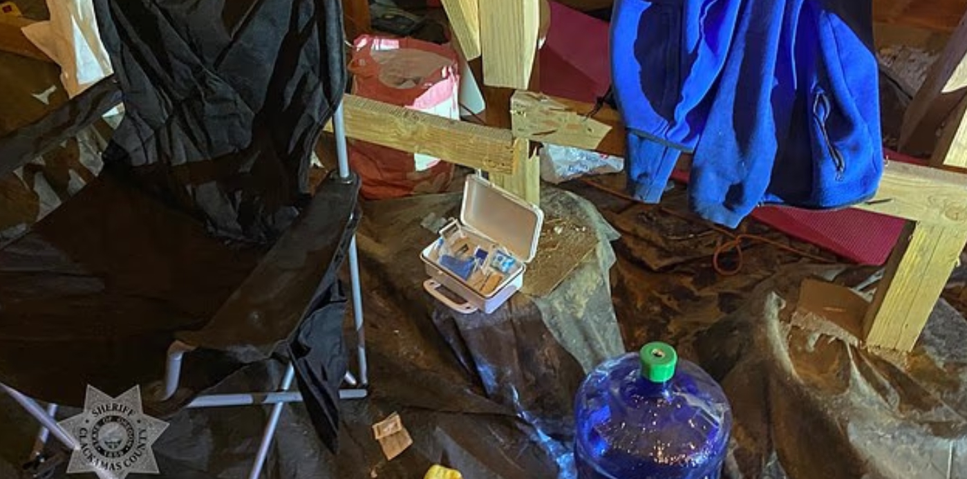 Majiteľ počul zvláštne zvuky, v stenách žil muž s posteľou a televízorom.