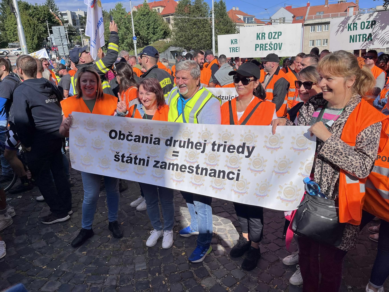 Zhromaždenie policajných a hasičských odborárov pred parlamentom za spravodlivú valorizáciu platov