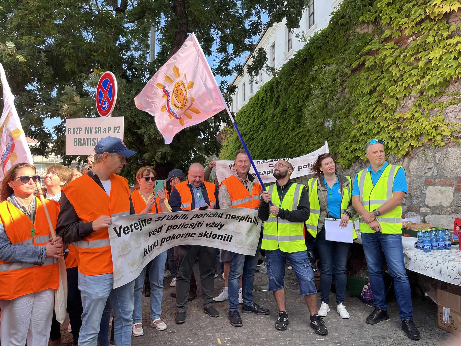 Zhromaždenie policajných a hasičských odborárov pred parlamentom za spravodlivú valorizáciu platov