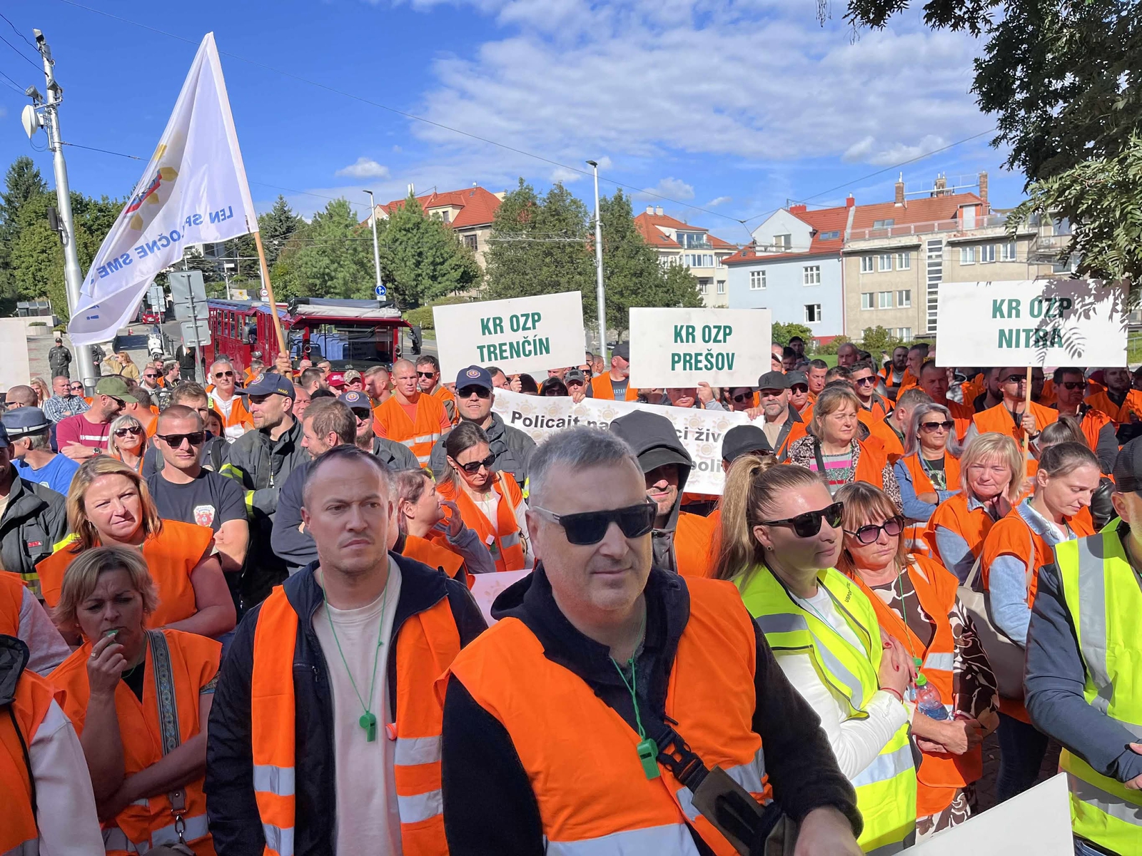 Zhromaždenie policajných a hasičských odborárov pred parlamentom za spravodlivú valorizáciu platov