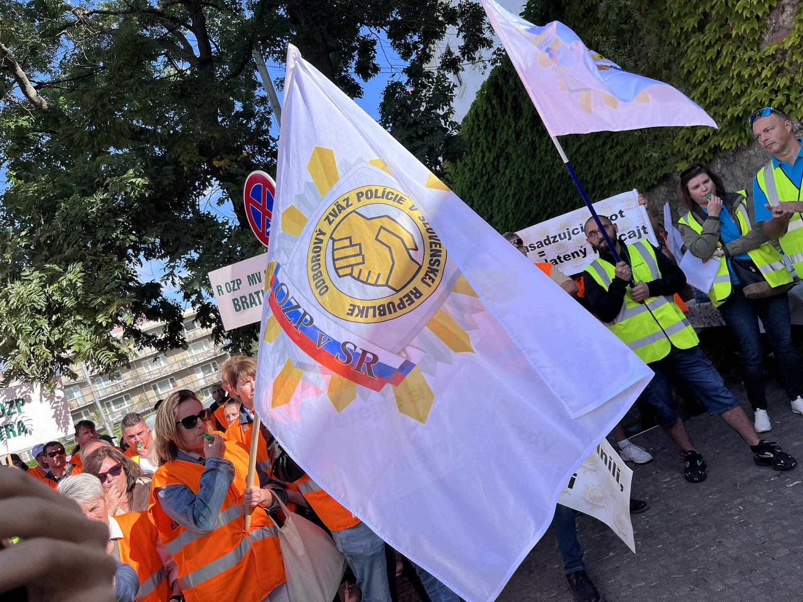 Zhromaždenie policajných a hasičských odborárov pred parlamentom za spravodlivú valorizáciu platov