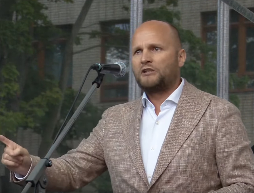 Opozícia sa búri proti