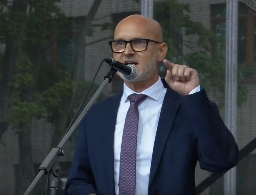 Opozícia sa búri proti