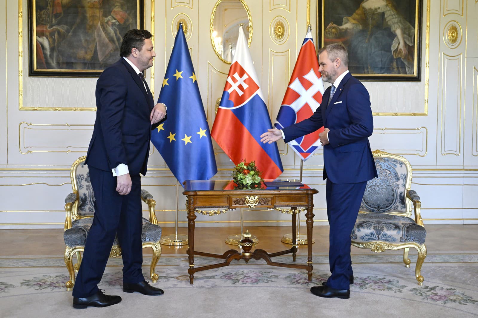 prezident SR Peter Pellegrini (vpravo) a predseda Najvyššieho súdu SR František Mozner (vľavo) sa vítajú v Prezidentskom paláci v Bratislave