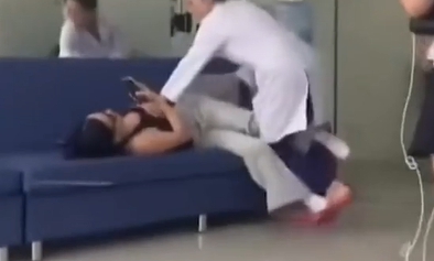 Pacientku dobila železnou tyčou!