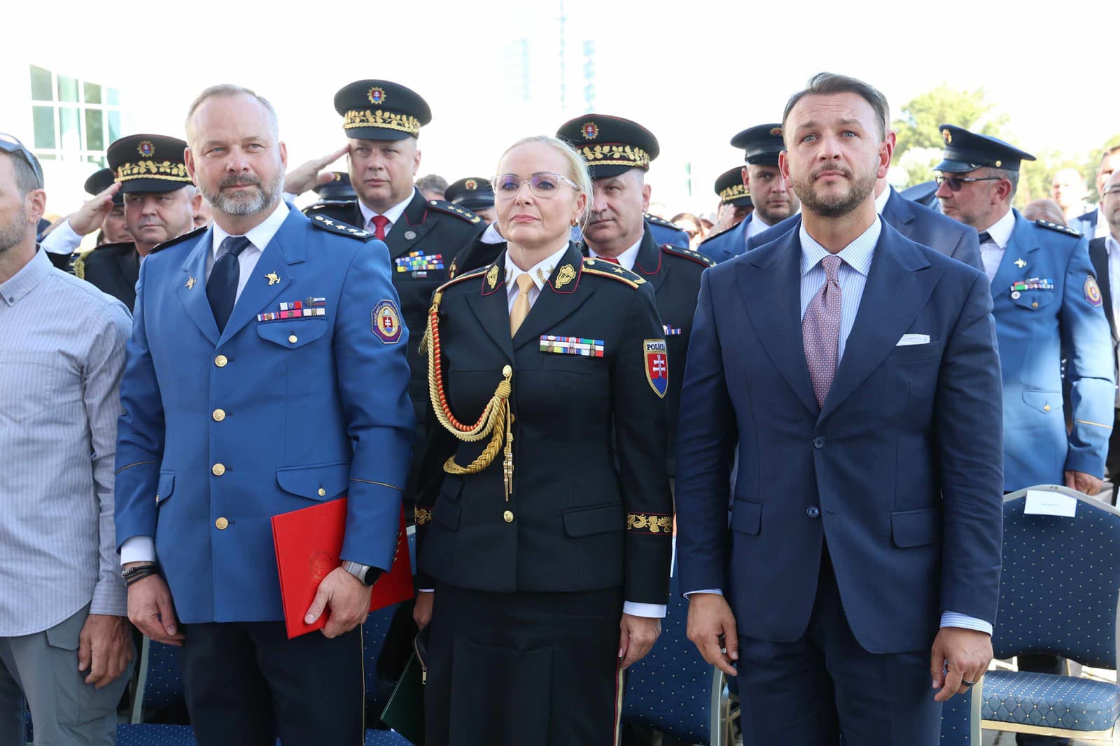 Zľava prezident Hasičského a záchranného zboru Adrián Mifkovič, prezidentka Policajného zboru Jana Maškarová a minister vnútra Matúš Šutaj Eštok. 