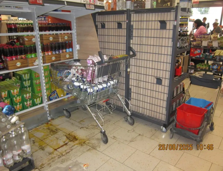 Znečistená podlaha v predajni potravín - zaznamenala RVPS Michalovce