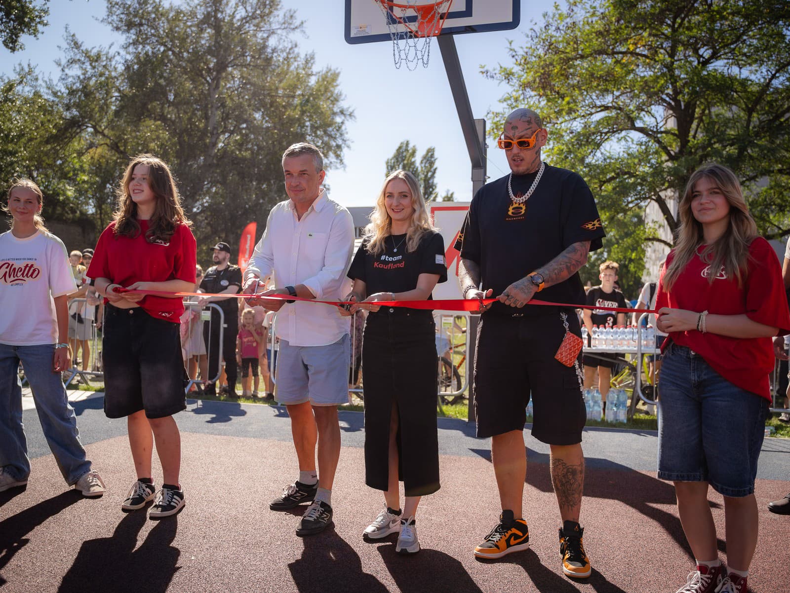 Prestrihnutia červenej pásky sa ujali zástupcovia mesta, spoločnosti Kaufland aj Separ