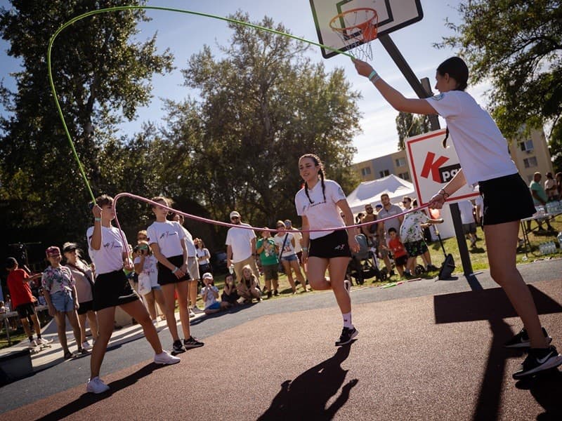 Na moderných ihriskách, ktoré v slovenských mestách otvára Kaufland, môže mladá generácia tráviť  svoj voľný čas aktívne 