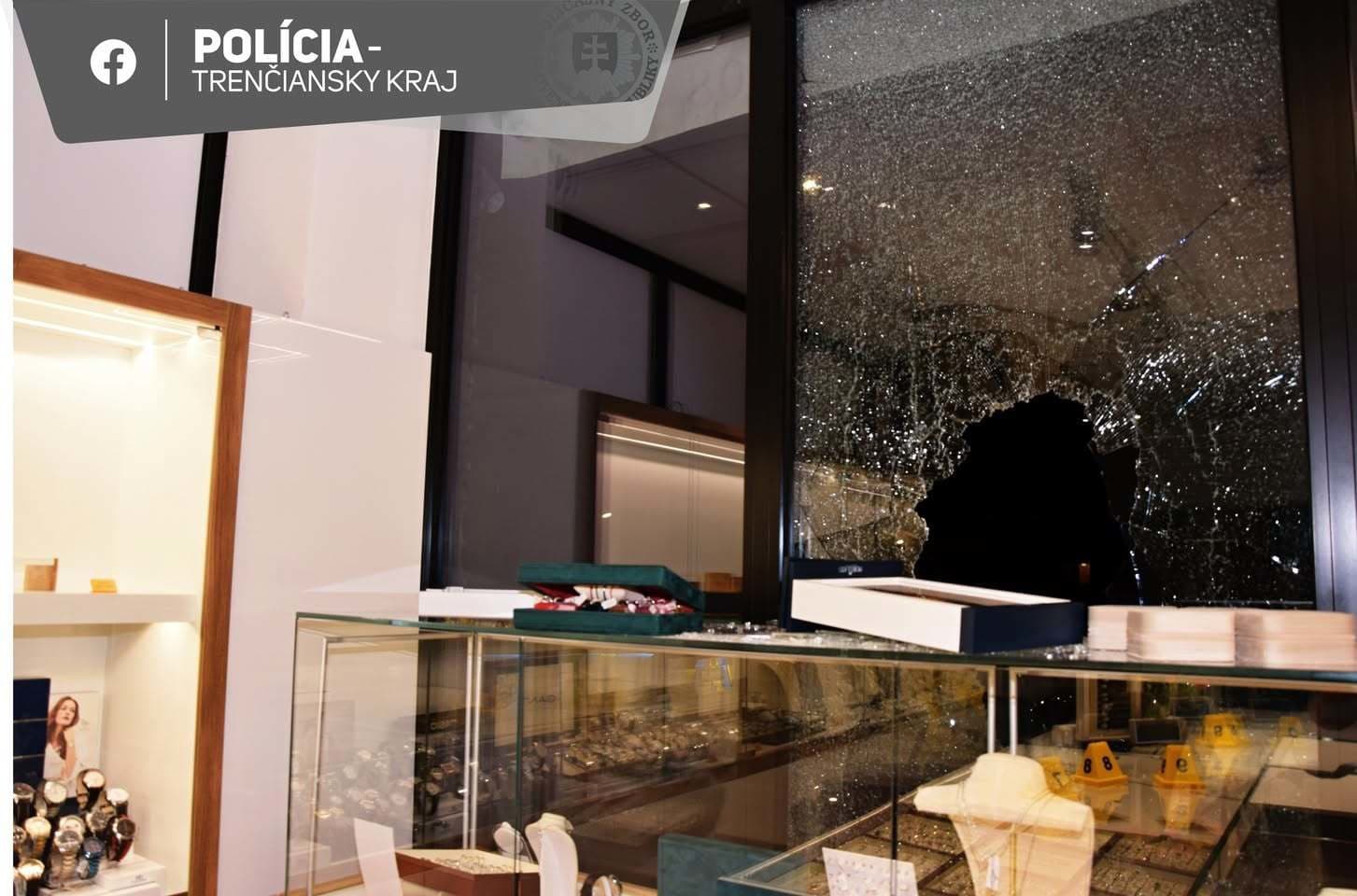 Polícia obvinila muža, ktorý sa sekerou vlámal do zlatníctva v Ilave