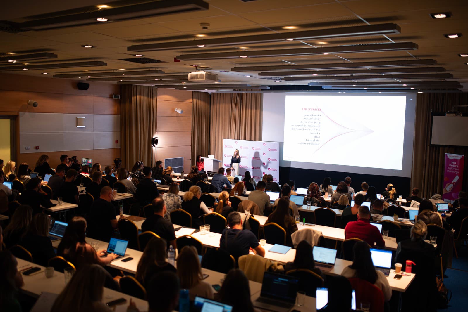 Rušia sa sviatky, pracuje