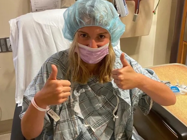 Mladá žena stratila sluch počas letu, lekári odhalili nádor veľký ako avokádo.