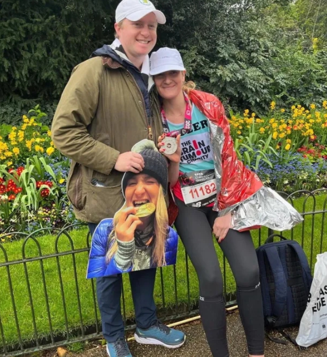 Mladá žena stratila sluch počas letu, lekári odhalili nádor veľký ako avokádo.