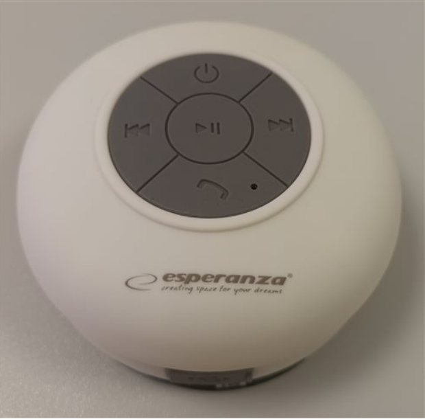 Kontrolóri znova bijú na