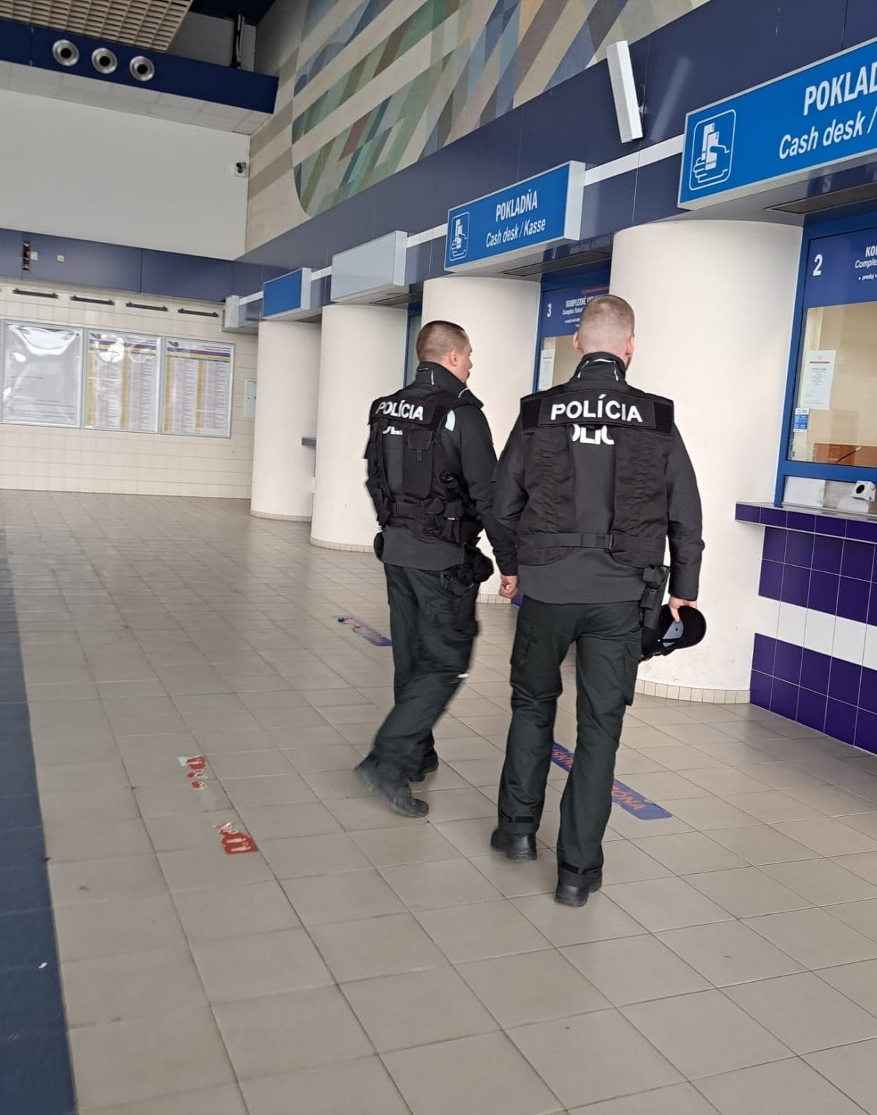 Polícia na železnici v Trnave pomohla staršiemu mužovi.