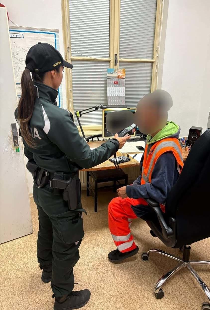 Polícia na železnici v Trnave pomohla staršiemu mužovi.