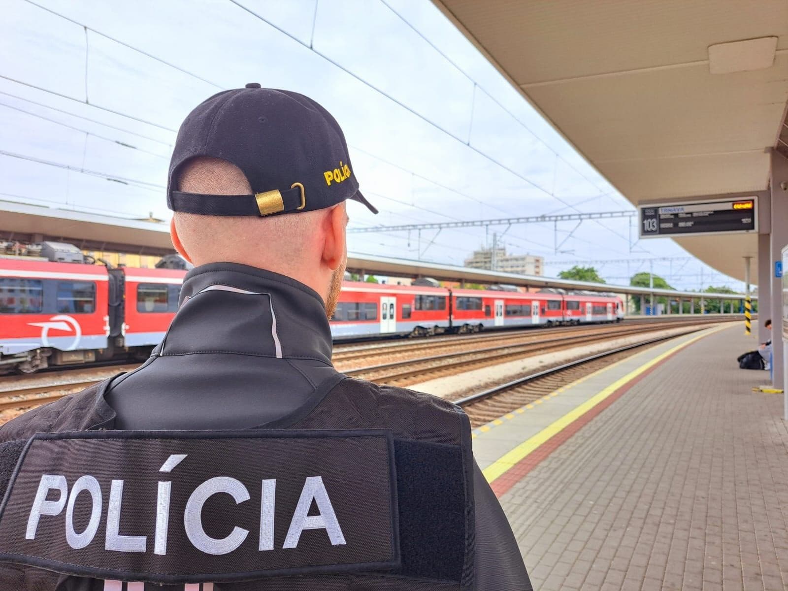 Polícia na železnici v Trnave pomohla staršiemu mužovi.