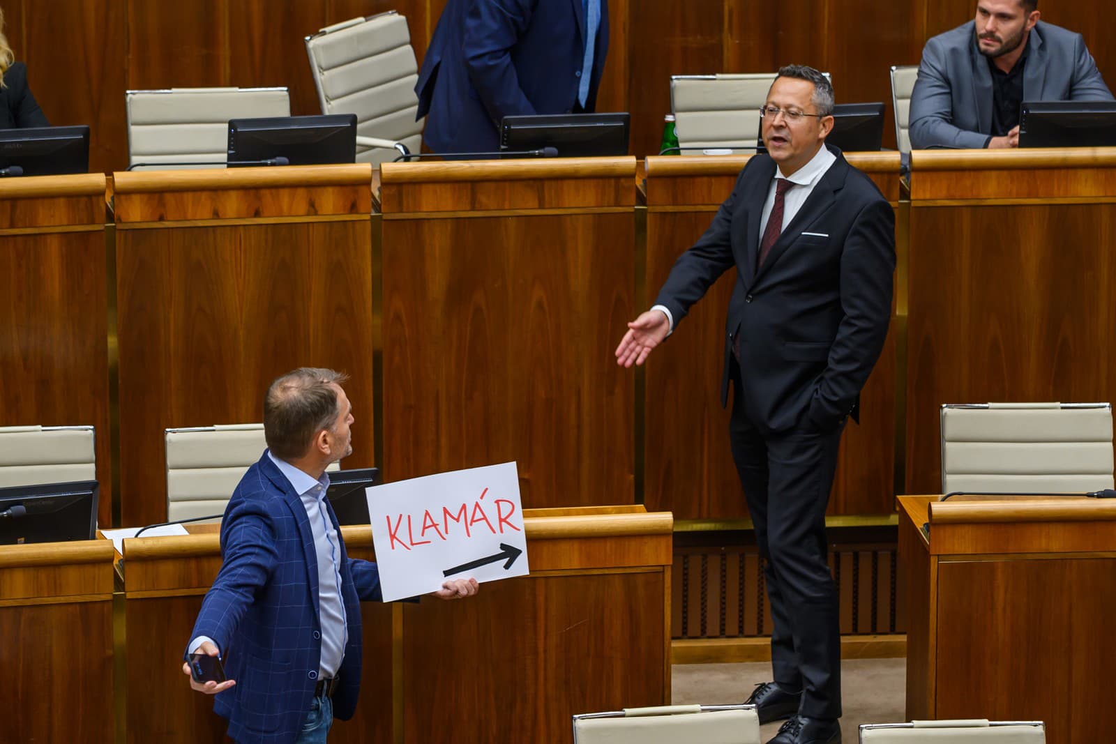 Parlament nakoniec PRETLAČIL konsolidačný